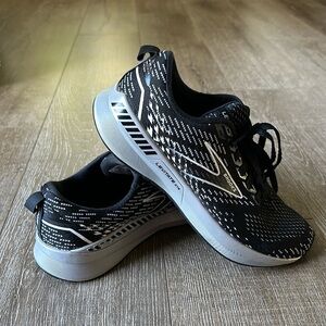 Brooks Levitate 5 Women’s Running Shoes size 10